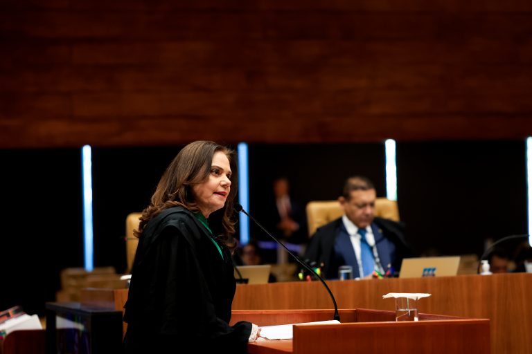 procuradora-da-camara-defende-as-chamadas-“maes-de-haia”-no-stf