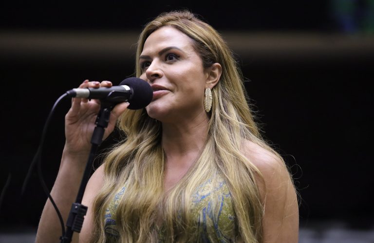 proposta-aumenta-pena-de-injuria-racial-praticada-contra-mulher-ou-idoso