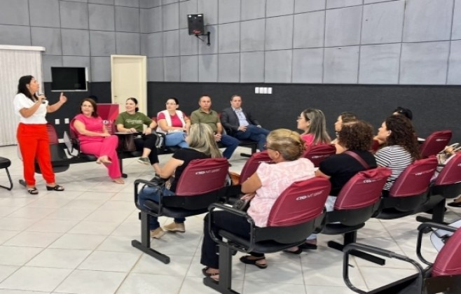 em-reuniao-com-profissionais-da-saude-bucal-de-cuiaba,-vereadora-michelly-reafirma-compromisso