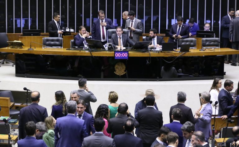 camara-aprova-suspensao-de-acao-penal-contra-delegado-ramagem-relacionada-a-atos-do-8-de-janeiro