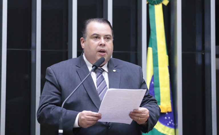 comissao-de-comunicacao-aprova-punicao-para-quem-divulgar-cenas-de-suicidio
