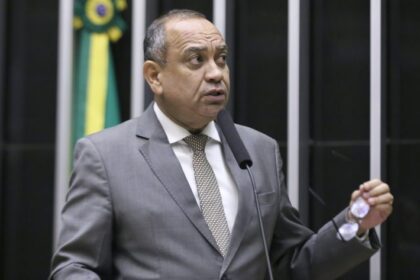 camara-aprova-projeto-que-aumenta-pena-para-porte-de-arma-de-uso-proibido