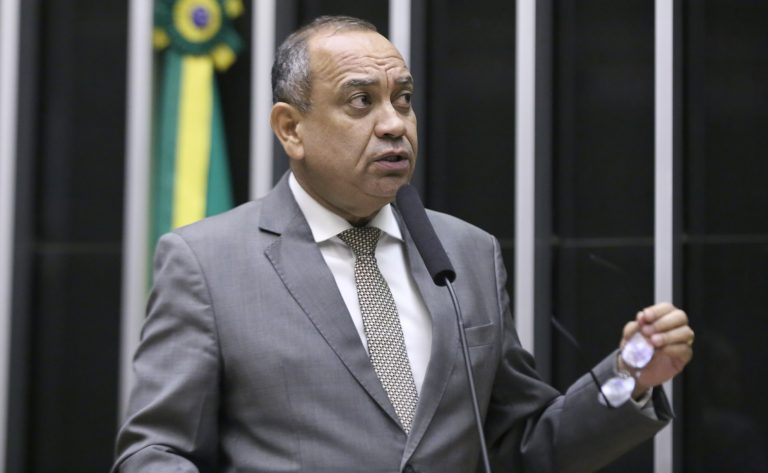 camara-aprova-projeto-que-aumenta-pena-para-porte-de-arma-de-uso-proibido