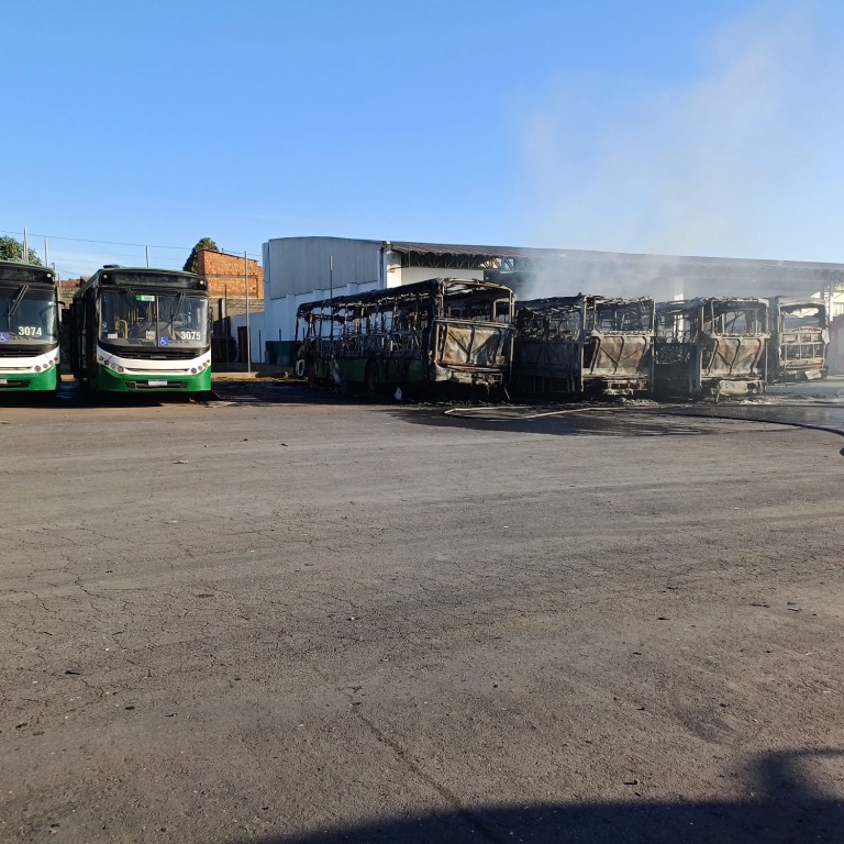 populacao-nao-sera-afetada-apos-incendio-atingir-seis-onibus-da-caribus-em-cuiaba
