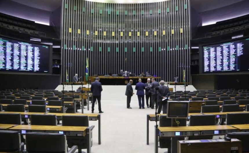 deputados-analisam-projeto-que-cria-a-carteira-nacional-de-docente;-acompanhe