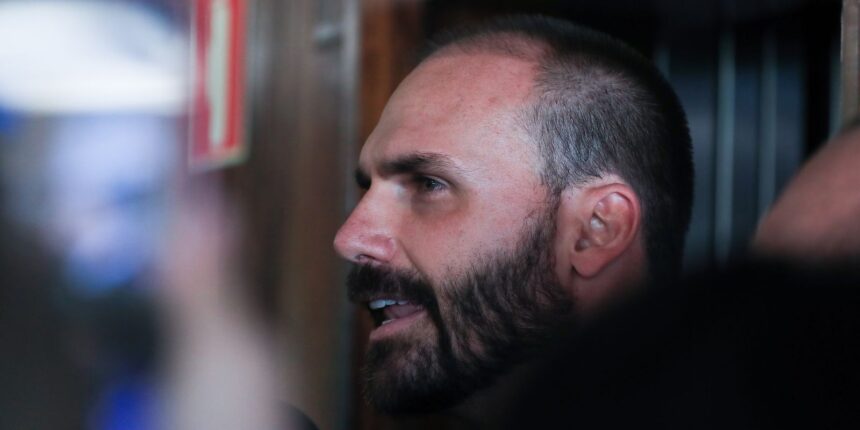 eduardo-bolsonaro-pede-a-hugo-motta-para-exercer-mandato-dos-eua