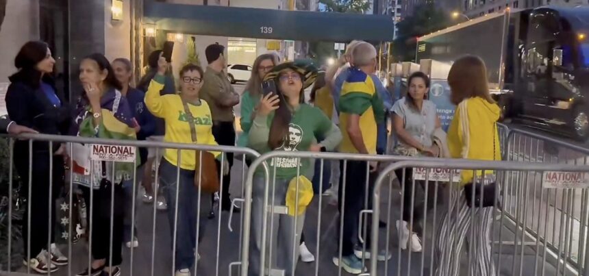 lula-e-vaiado-por-grupo-de-brasileiros-em-chegada-a-nova-york