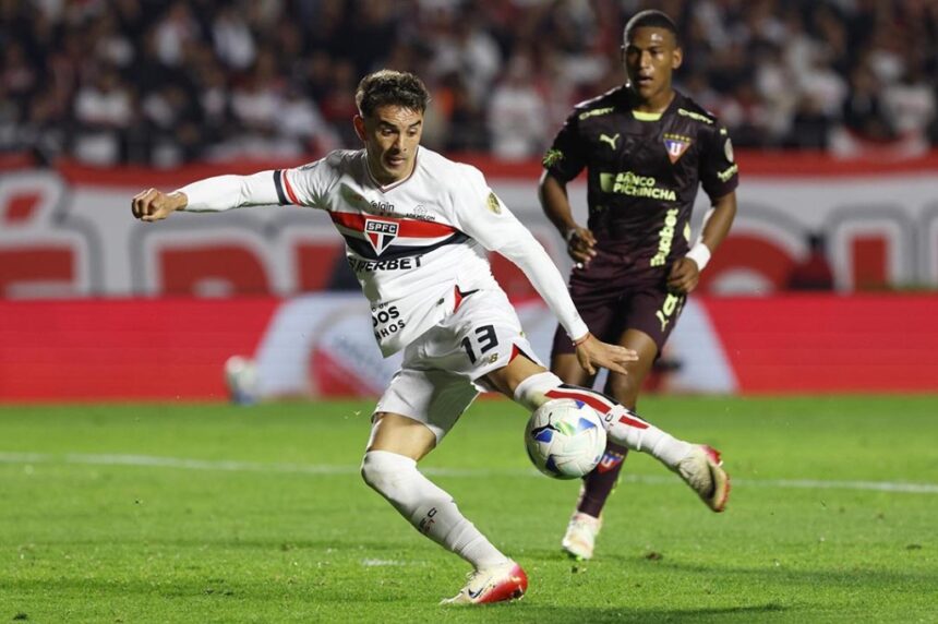 sonho-do-tetra-adiados:-sao-paulo-perde-novamente-para-ldu-e-da-adeus-a-libertadores