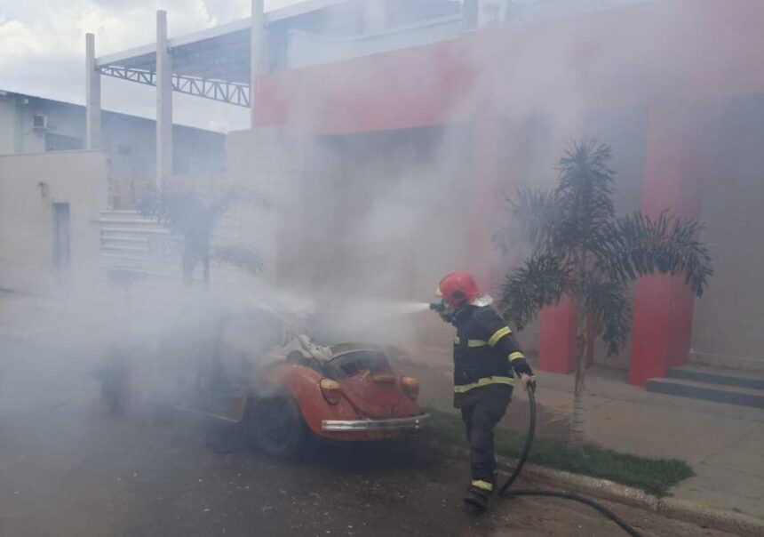 corpo-de-bombeiros-combate-incendio-em-fusca-no-centro-de-campo-novo-do-parecis
