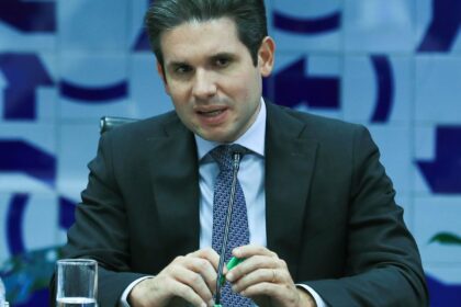 hugo-motta-confirma-para-hoje-votacao-de-isencao-do-imposto-de-renda
