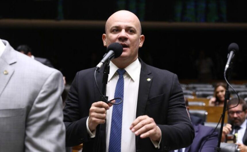 projeto-torna-crime-criar-entidade-falsa-para-desviar-dinheiro-publico