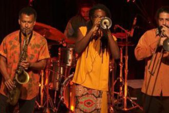 cena-musical-exibe-show-que-celebra-dez-anos-da-banda&hellip;