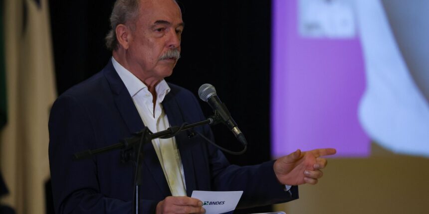 na-mesa-com-datena-recebe-o-presidente-do-bndes,-aloizio&hellip;