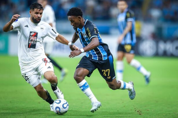 gremio-quebra-jejum-e-vence-deportivo-riestra-na-sul-americana,-mesmo-com-um-a-menos